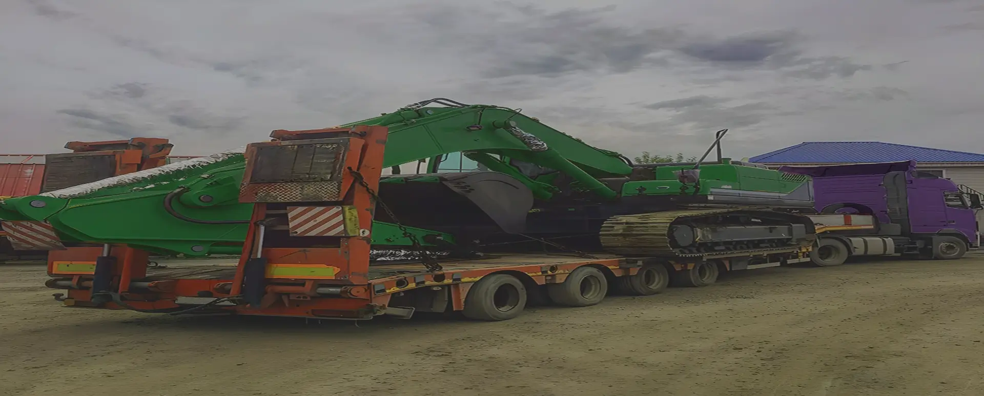 Заказать специализированную машину для перевозки экскаваторов в негабарите по России из Чистополя